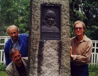 Geir m.fl. ved monument